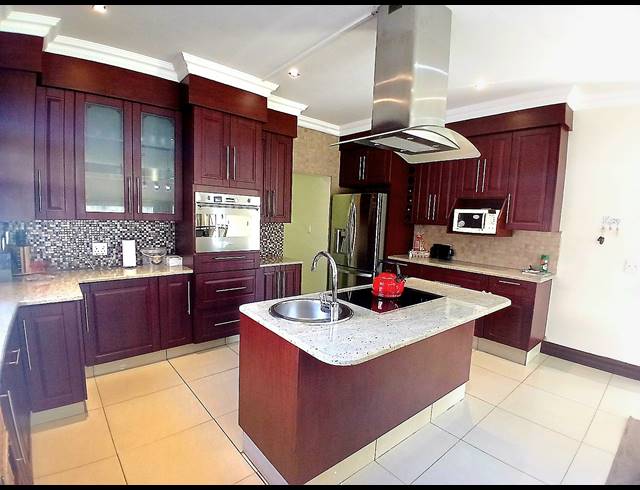 4 BEDROOM GOLF ESTATE FOR SALE IN BLUE VALLEY GOLF ESTATE